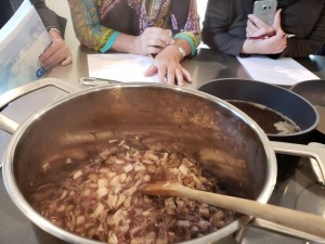きのこをよ~く炒めて。