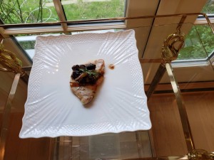 ポークに特別なソースを添えて
